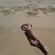 nuda sulla sabbia