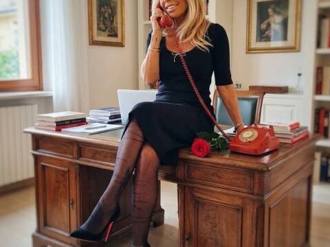 GOLD_MILF