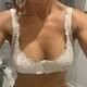 Reggiseno bianco in pizzo, come mi sta?