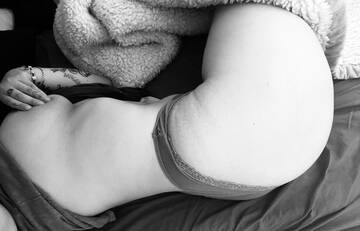 senza reggiseno sul letto
