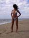 Al mare...che costumino, forse copre poco...